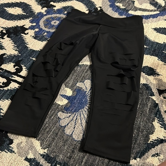 ONZIE Women's Black Distressed Crop Active Loungewear Pants Size M/L NEW - Picture 1 of 3